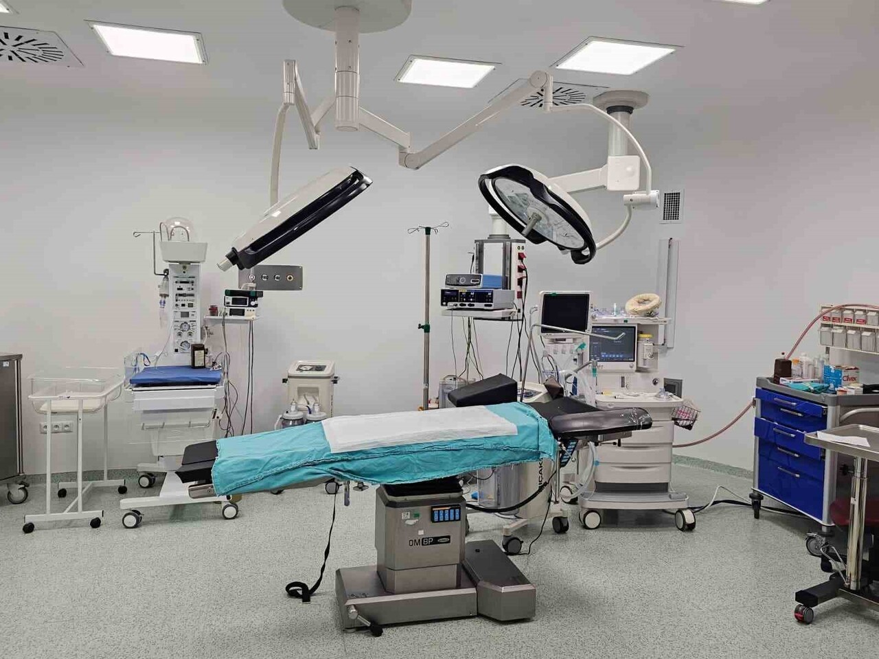 NİĞDE ÖMER HALİSDEMİR HASTANESİNDE YANGIN SONRASI AMELİYATHANELER YENİ ALANDA HİZMETE...