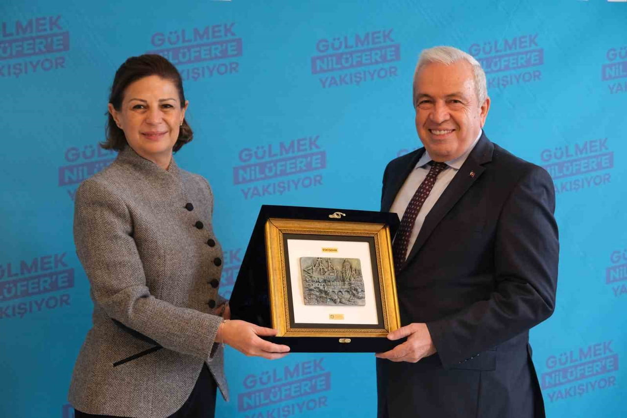 NİLÜFER BELEDİYE BAŞKANI ŞADİ ÖZDEMİR, ESKİŞEHİR BÜYÜKŞEHİR BELEDİYE BAŞKANI AYŞE ÜNLÜCE’Yİ...