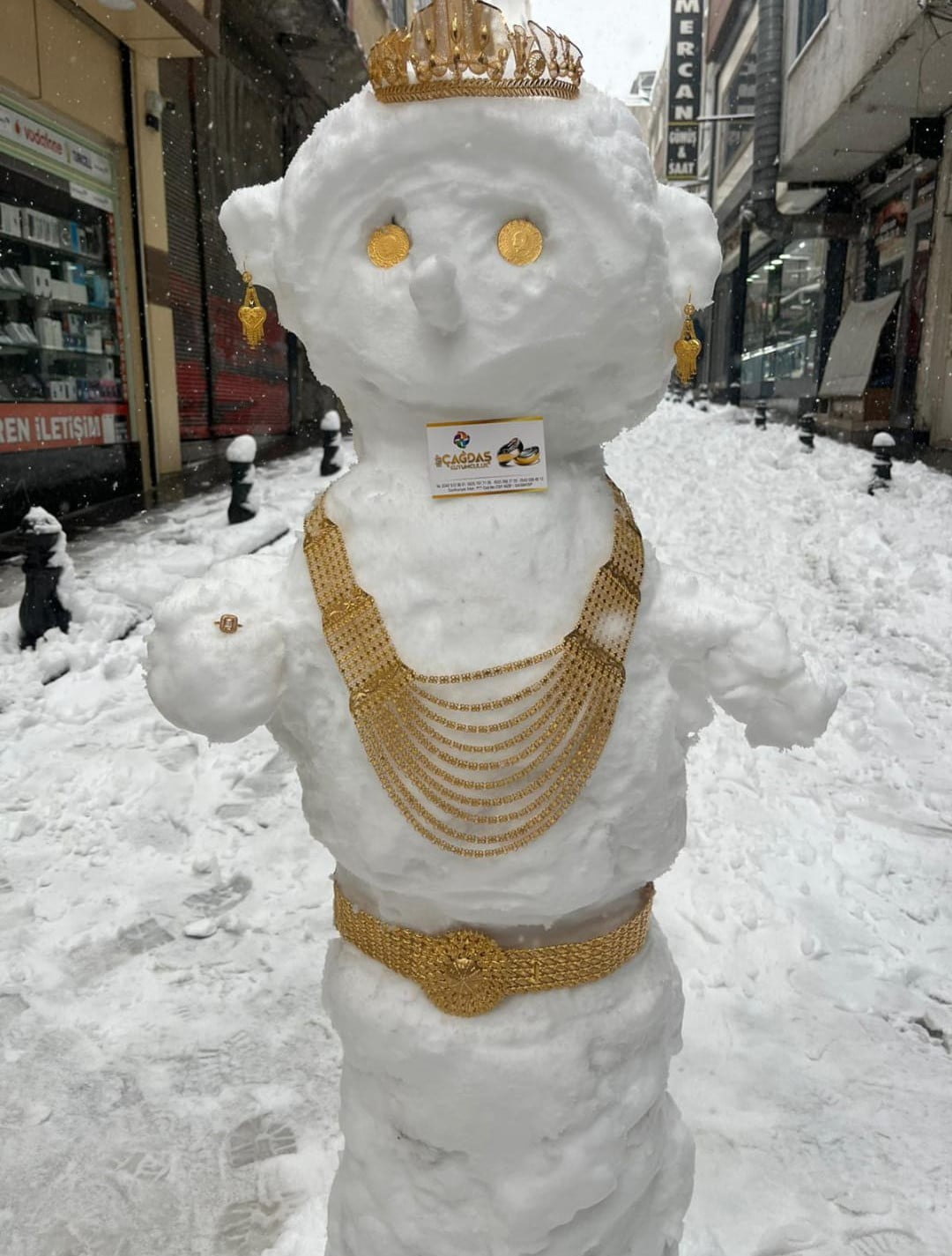 NİZİP İLÇESİNDE İSE BİR KUYUMCU, KAR YAĞIŞI NEDENİYLE MÜŞTERİ GELMEYİNCE İŞ YERİNİN ÖNÜNE YAPTIĞI...