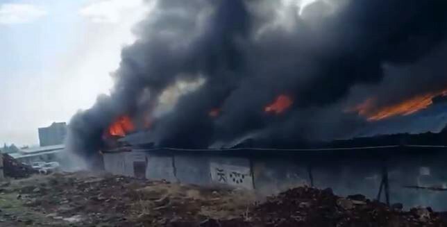 NURDAĞI İLÇESİNDE ŞANTİYEDE ÇIKAN YANGINA İTFAİYE EKİPLERİ MÜDAHALE ETTİ.