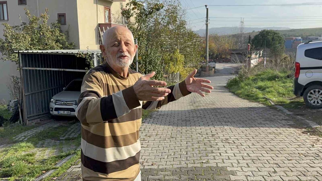 OCAELİ'NİN GEBZE İLÇESİNDE 74 YAŞINDAKİ ZEKİ AYDIN, EVİNİN ÖNÜNDE KASKLI ŞÜPHELİLERİN SALDIRISINA...