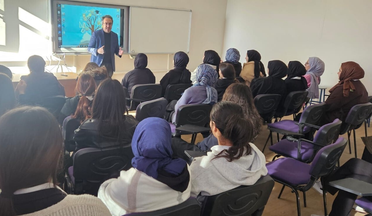 ÖĞRENCİLER BİLİNÇLİ ENERJİ TÜKETİMİ HAKKINDA BİLGİLENDİRİLDİ