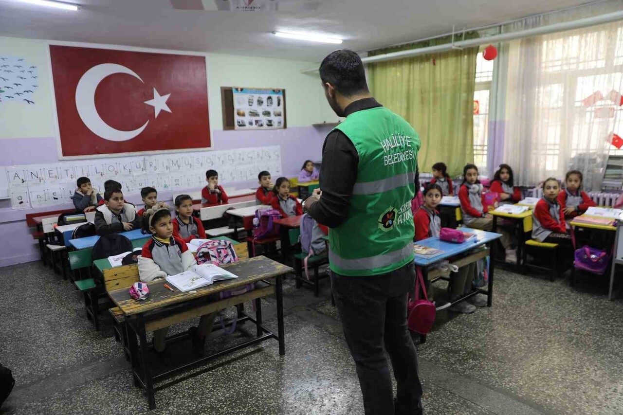 OKULLARDA SIFIR ATIK KÜLTÜRÜNÜ YAYGINLAŞTIRIYOR