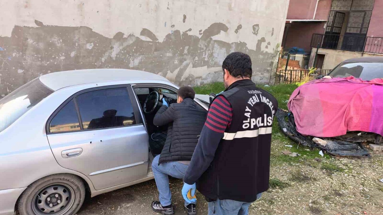 OLAY YERİNE GELEN POLİS EKİPLERİ, YAPTIKLARI İNCELEMEDE ARACIN PARK HALİNDEYKEN HEDEF ALINMADIĞINI...