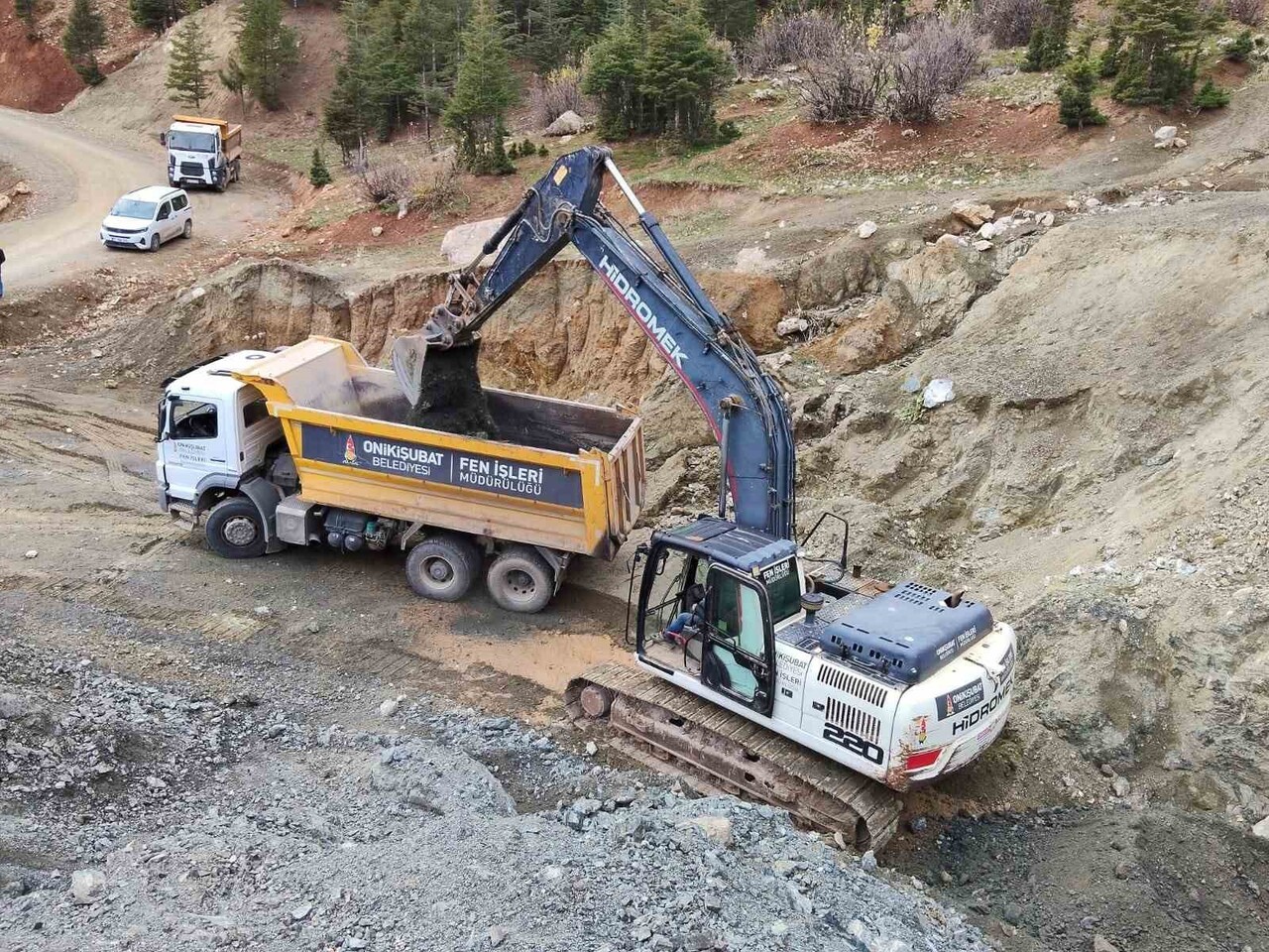 ONİKİŞUBAT BELEDİYESİ, İLÇENİN TÜM MAHALLELERİNDE YAŞAM KALİTESİNİ ARTIRMAYA YÖNELİK ÇALIŞMALARINI...