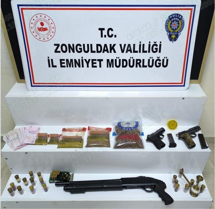 OPERASYONLAR KAPSAMINDA YAPILAN ARAMALARDA 3 KİLO 252 GRAM SENTETİK KANNABİNOİD, 37 ADET SENTETİK...