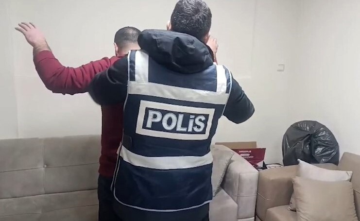 OPERASYONLARDA ÇEŞİTLİ SUÇLARDAN ARANMA KAYDI BULUNAN 50 KİŞİ YAKALANDI.