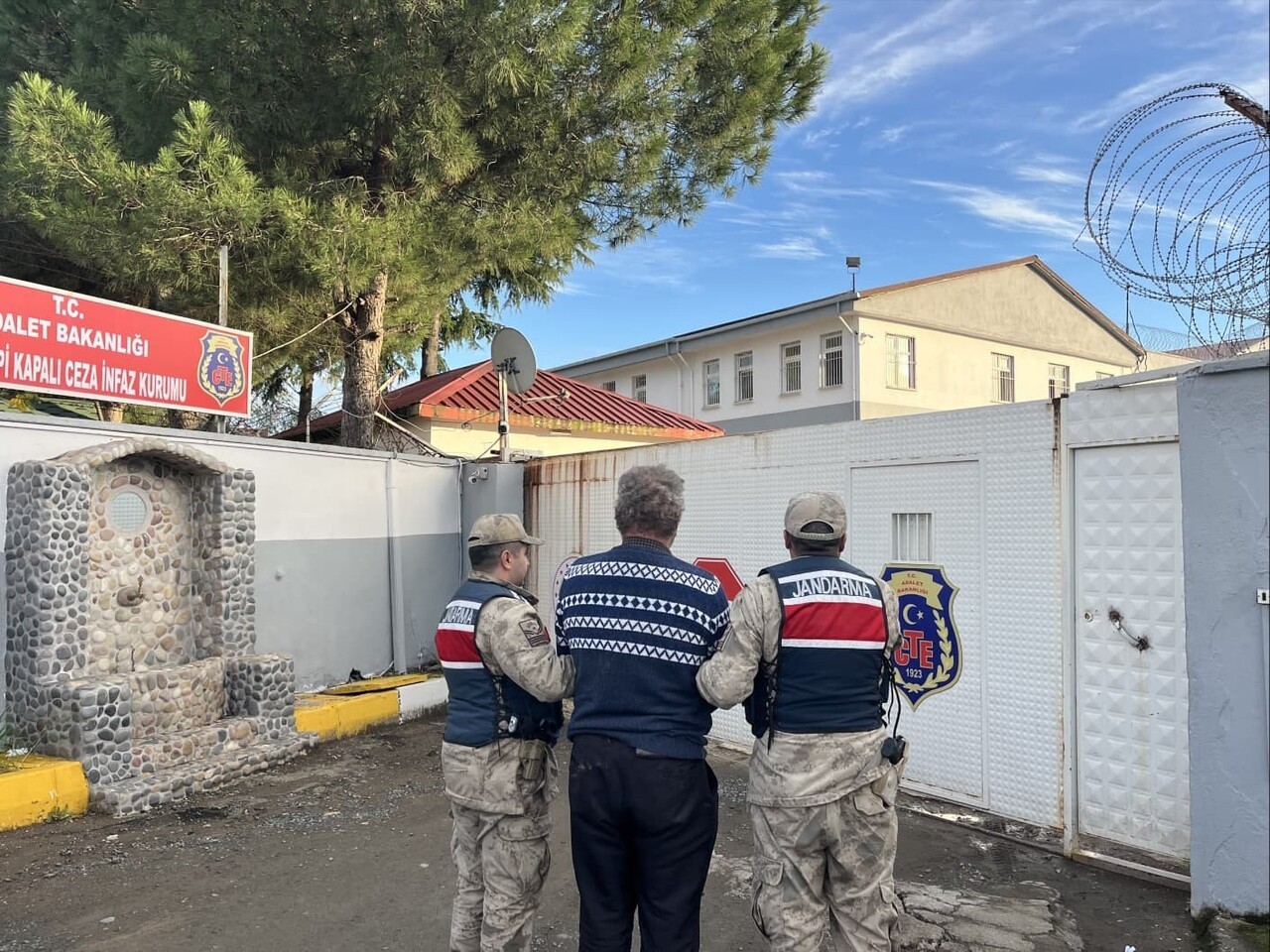 ORDU'DA SON 1 HAFTADA ÇEŞİTLİ SUÇLARDAN ARAMA KARARI BULUNAN VE YAKALANAN 53 ŞÜPHELİDEN 17'Sİ...