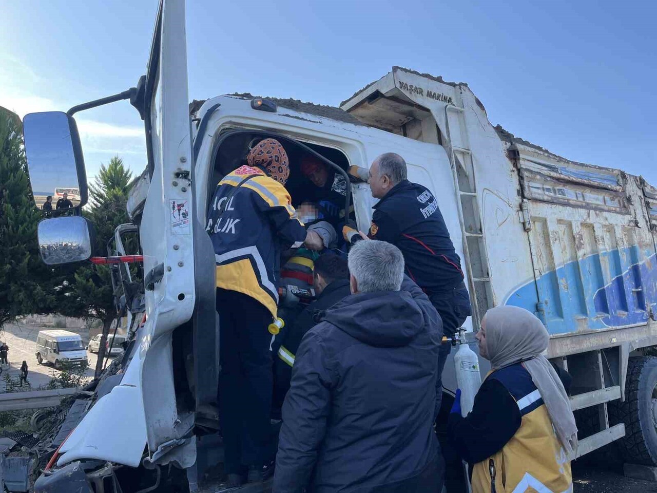 ORDU'NUN ÜNYE İLÇESİNDE MEYDANA GELEN TRAFİK KAZASINDA, ÖNÜNDEKİ TIRA YAVAŞLAMASI NEDENİYLE ÇARPAN...