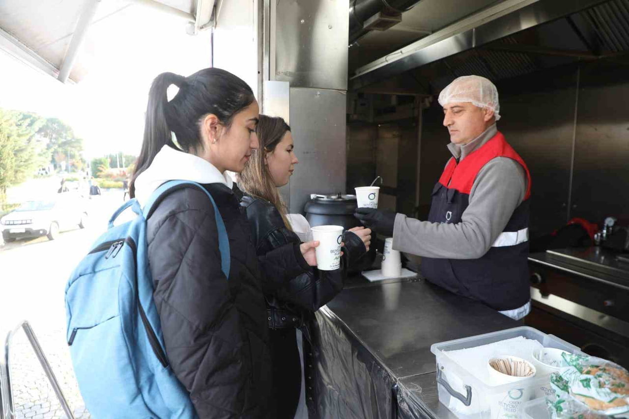 ORDU BÜYÜKŞEHİR BELEDİYESİ, HAVALARIN SOĞUMASIYLA BİRLİKTE ÜNİVERSİTE ÖĞRENCİLERİNE ÇORBA İKRAMINA...