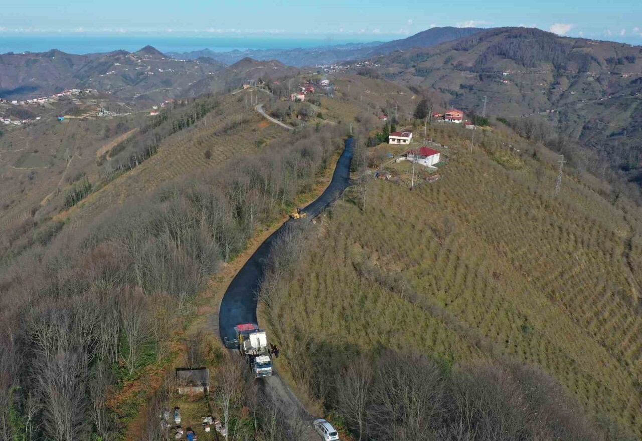 ORDU BÜYÜKŞEHİR BELEDİYESİ, ŞEHRİN İHTİYAÇ DUYULAN NOKTALARINDA SICAK ASFALT ÇALIŞMALARINI...