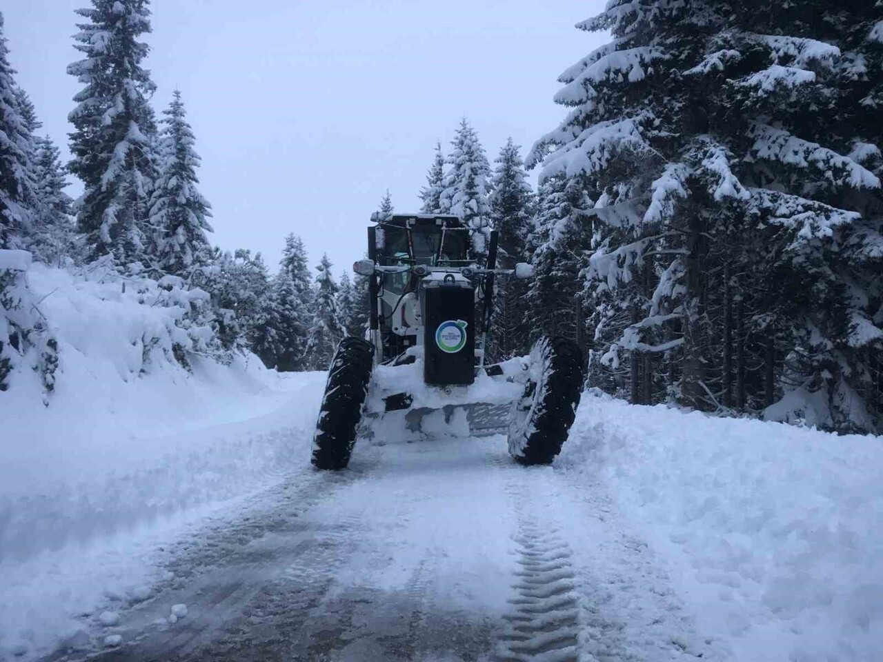 ORDU BÜYÜKŞEHİR BELEDİYESİ, YÜKSEK KESİMLERDE ETKİLİ OLAN KAR YAĞIŞI SONRASI 134 MAHALLE YOLUNU...