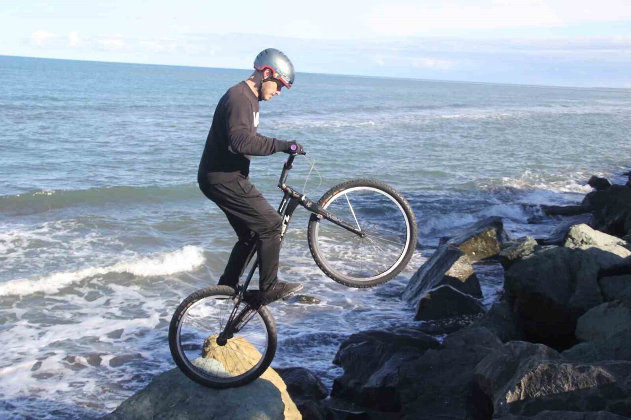 ORDU’DA YAŞAYAN FURKAN ŞAHİN, YURT DIŞINDAN GETİRTTİĞİ ÖZEL YAPIM TRİAL BİSİKLETİYLE DENİZ...