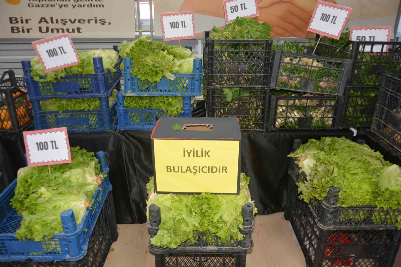 ORDU’NUN ÜNYE İLÇESİNDE GAZZE’DEKİ İHTİYAÇ SAHİPLERİNE GÖNDERİLMEK ÜZERE KURULAN YARDIM PAZARI...