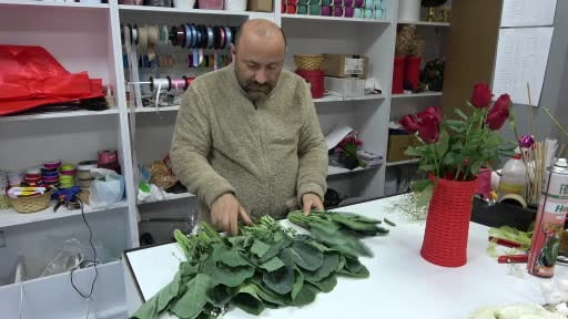 Ordulu çiçekçi Karadeniz zekasını konuşturdu: Gül buketini 'karalahana' ile süslüyor