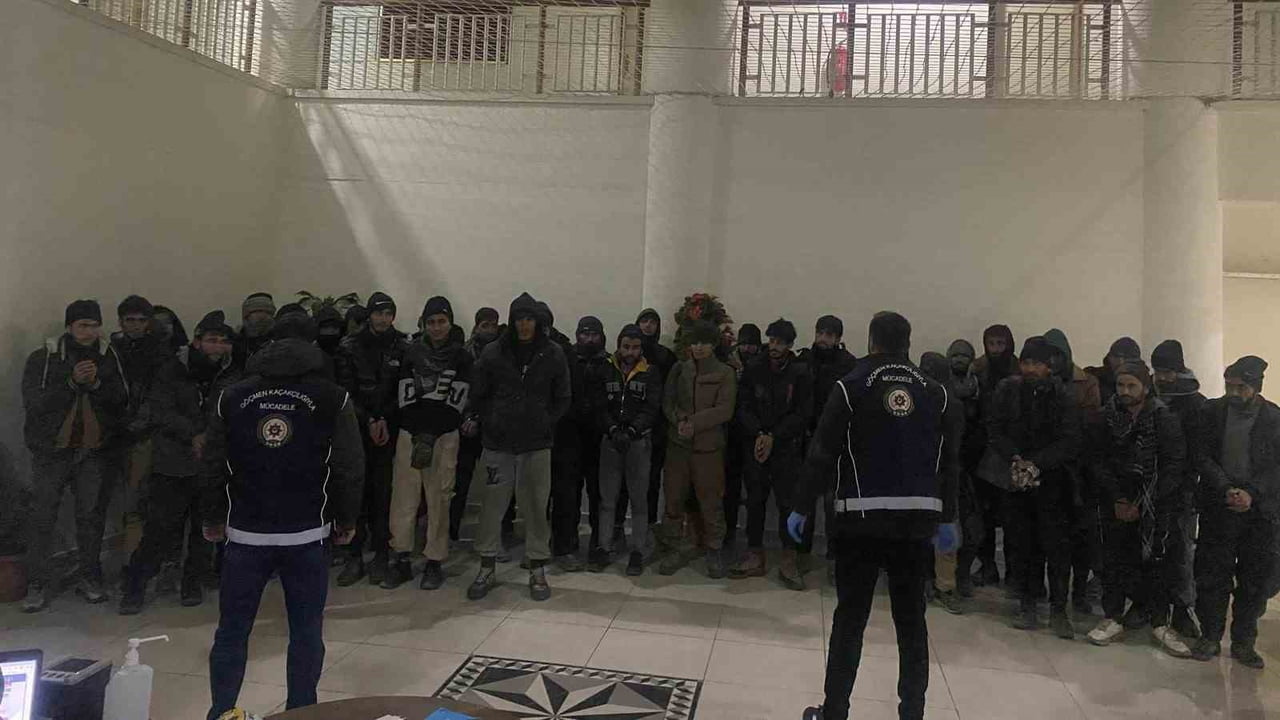 ORGANİZATÖR OLDUĞU DEĞERLENDİRİLEN TIR SÜRÜCÜSÜ M.K GÖZALTINA ALINARAK GÖÇMEN KAÇAKÇILIĞI SUÇUNDAN...