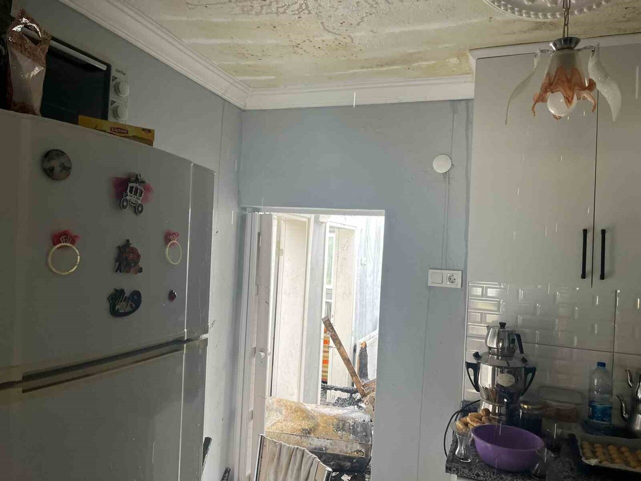 OSMANELİ İLÇESİNDE ÇIKAN EV YANGININDA EŞYALAR KULLANILMAZ HALE GELDİ.