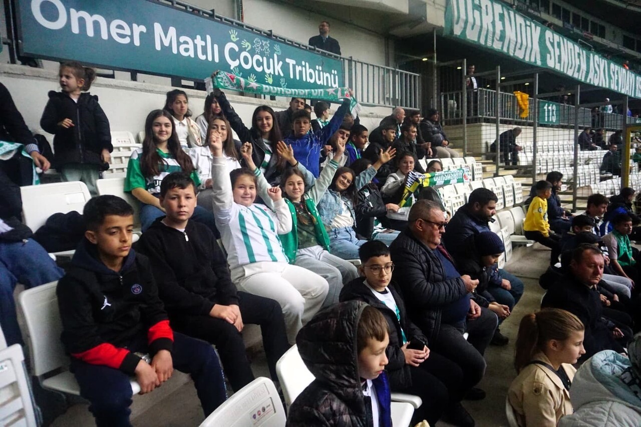 OSMANGAZİ BELEDİYESİ, BURSASPOR SEVGİSİNİ GELECEK NESİLLERE AKTARMAK AMACIYLA HAYATINDA MAÇI HİÇ...