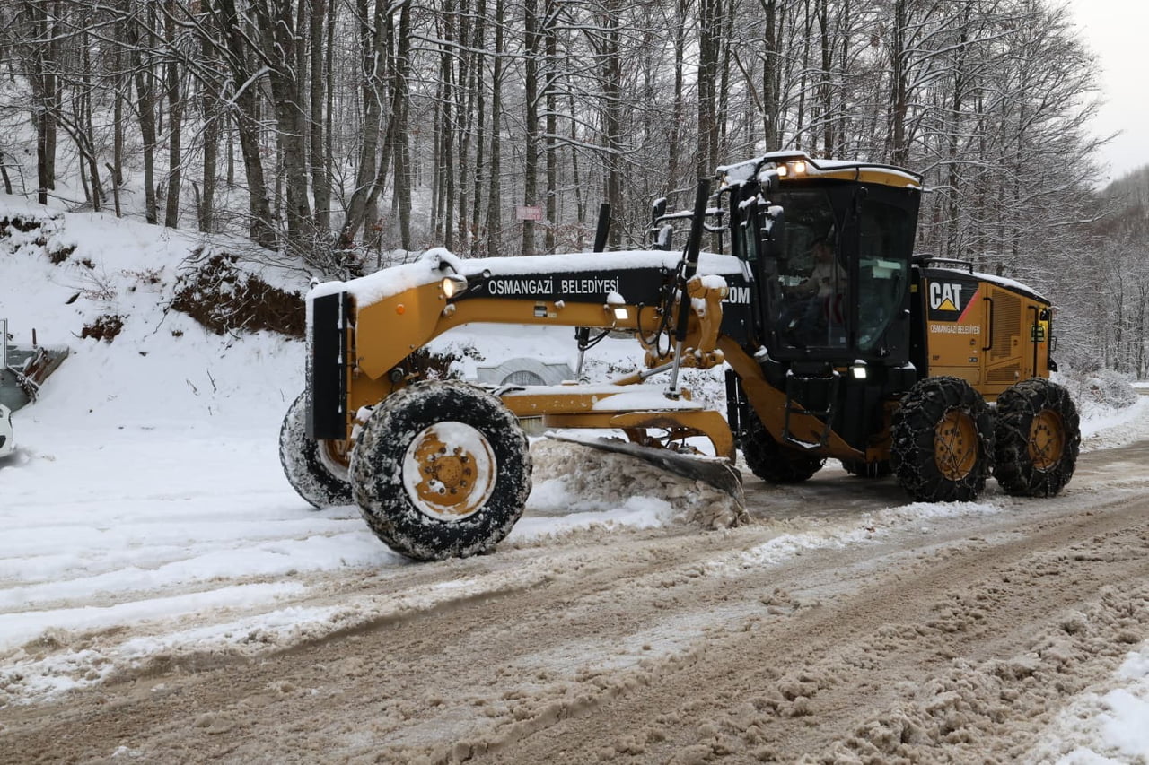 OSMANGAZİ BELEDİYESİ, KAR YAĞIŞININ ETKİLİ OLMASIYLA BİRLİKTE İLÇE GENELİNDE SORUMLULUK ALANINDAKİ...