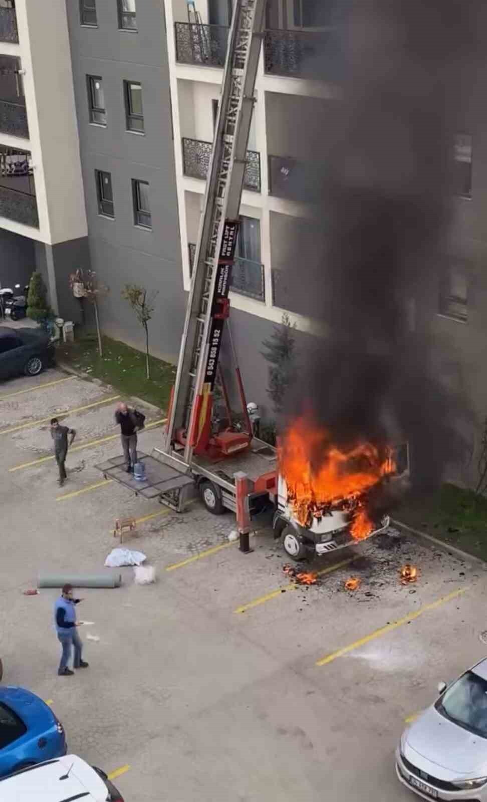 OSMANGAZİ İLÇESİNDE EV TAŞIMA SIRASINDA KULLANILAN VİNÇ ANİDEN ALEV ALDI.