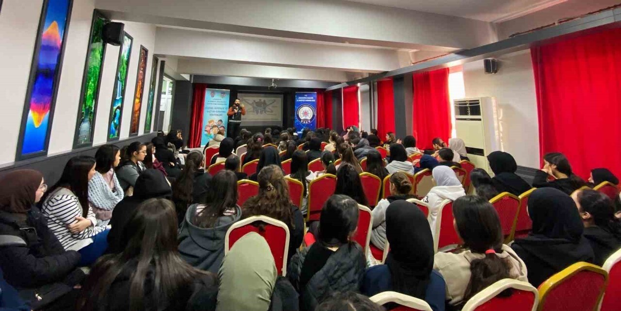 OSMANİYE’DE ÖĞRENCİ VE ÖĞRETMENLERE YÖNELİK "KİŞİSEL GÜVENLİK VE SUÇTAN KORUNMA YÖNTEMLERİ" KONULU...