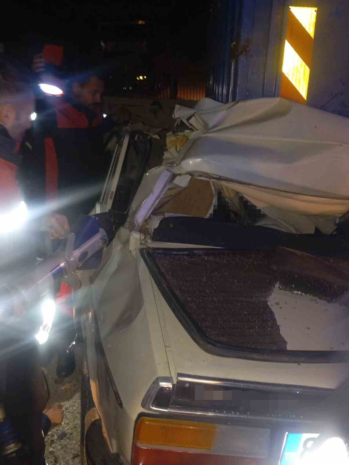 OSMANİYE’DE OTOMOBİL PARK HALİNDEKİ KAMYONA ÇARPTI: 1 ÖLÜ, 2 YARALI