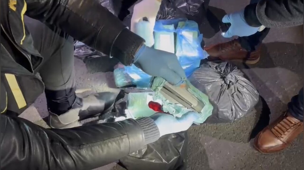 OSMANİYE’DE POLİS EKİPLERİNİN BİR YOLCU OTOBÜSÜNDE YAPTIĞI DENETİMDE 277 ADET GÜMRÜK KAÇAĞI CEP...