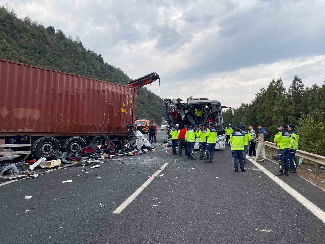 OSMANİYE’DE YOLCU OTOBÜSÜ TIRA ÇARPTI: 6 ÖLÜ, 11 YARALI