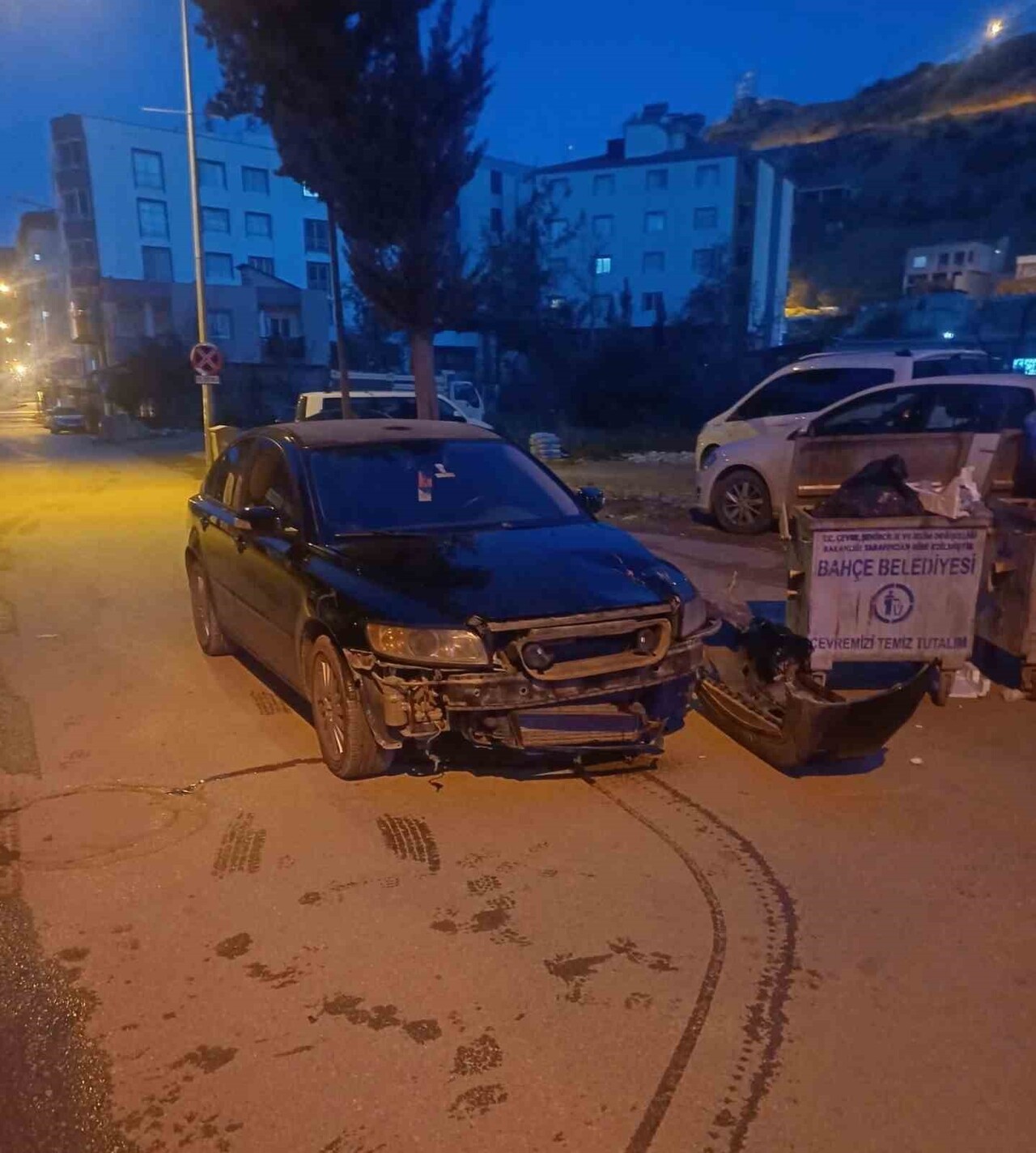 OSMANİYE’NİN BAHÇE İLÇESİNDE ÇÖP TOPLAMA ARACI İLE OTOMOBİLİN KARIŞTIĞI KAZADA, ÇÖP KAMYONUNUN...