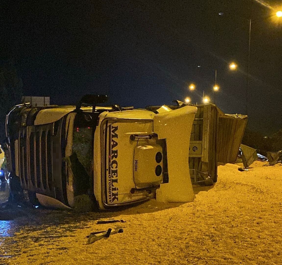 OSMANİYE’NİN BAHÇE İLÇESİNDE, YAĞMUR NEDENİYLE KAYGANLAŞAN YOLDA KONTROLDEN ÇIKAN MISIR YÜKLÜ...