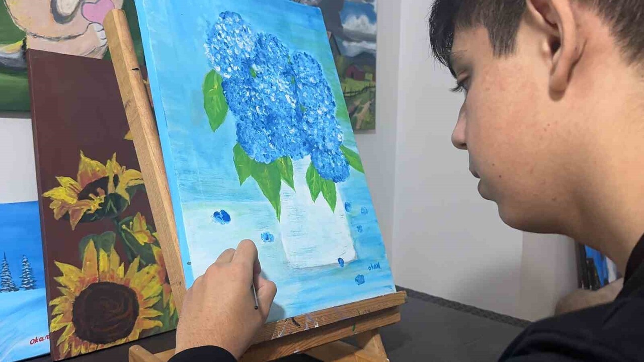 OTİZMLİ GENÇ RESSAM, SANATLA KENDİ YOLUNU ÇİZDİ