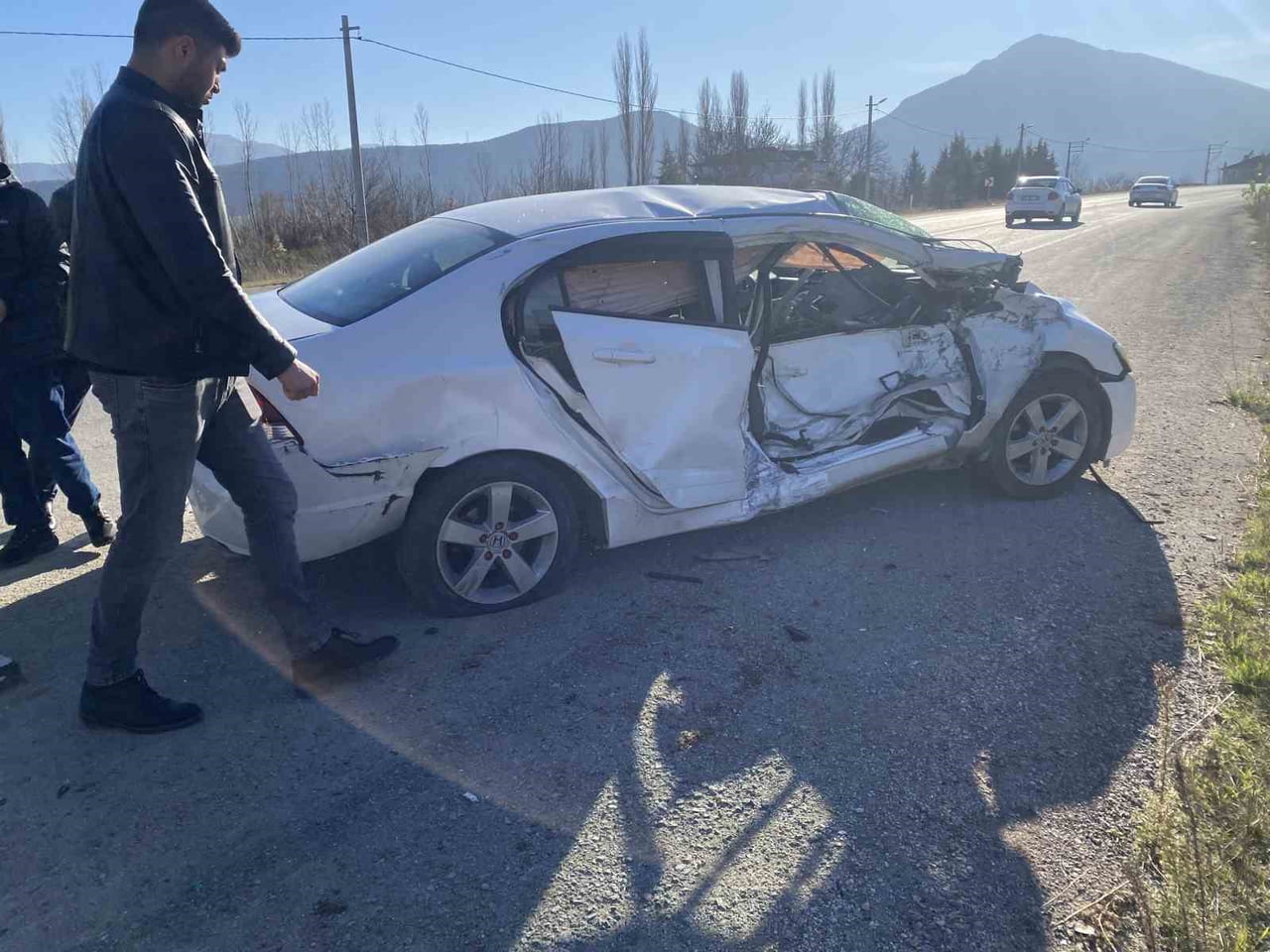 OTOMOBİL İLE TRAKTÖR ÇARPIŞTI; 3 YARALI