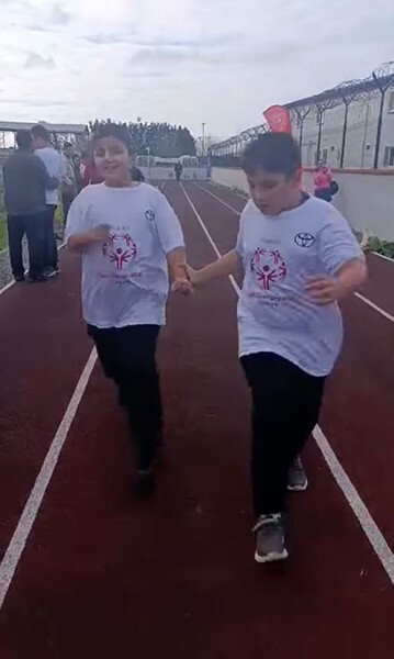 ÖZEL EĞİTİM ÖĞRENCİSİNİN, GERİDE KALAN ARKADAŞININ ELİNDEN TUTUP BİTİŞ ÇİZGİSİNİ BİRLİKTE...