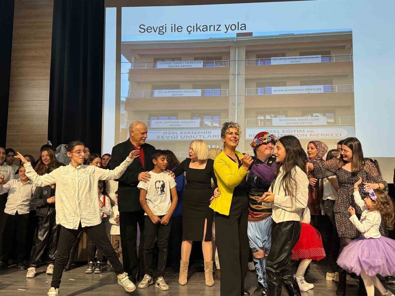 ÖZEL GEREKSİNİMLİ ÖĞRENCİLER ENGELLİLER GÜNÜNDE GÖNÜLLERİNCE EĞLENDİLER