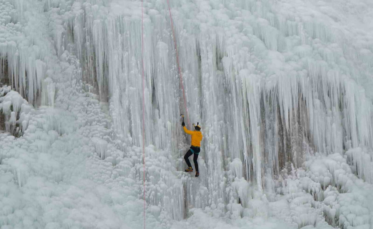 PALANDÖKEN KAYAK MERKEZİ BULUNAN BUZ TIRMANIŞ DUVARI, ADRENALİN TUTKUNLARINI BEKLİYOR.
