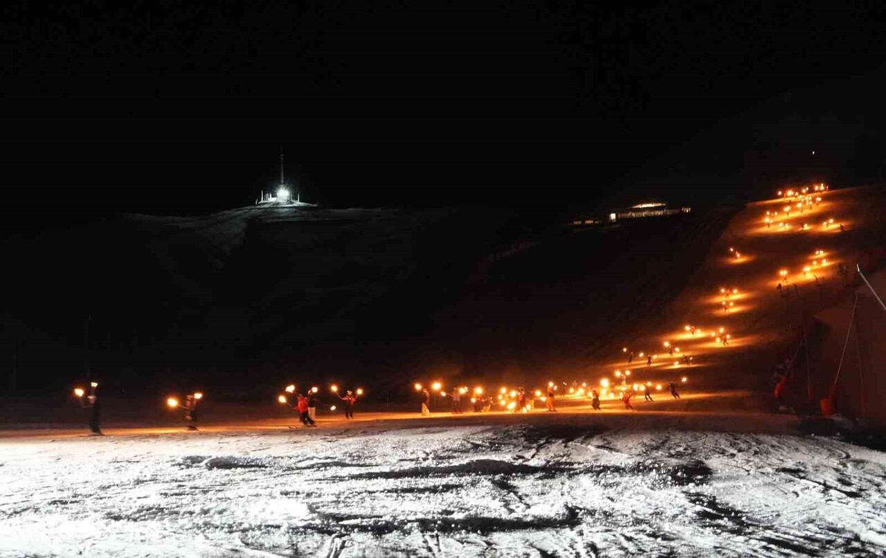PALANDÖKEN KAYAK MERKEZİ’NDE YENİ SEZON AÇILIŞI YAPILDI. MEŞALELİ KAYAK, LEDLİ ADAMLAR, LAZER VE...