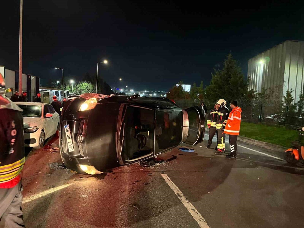 PARK HALİNDEKİ ARAÇLARA ÇARPIP YAN YATTI