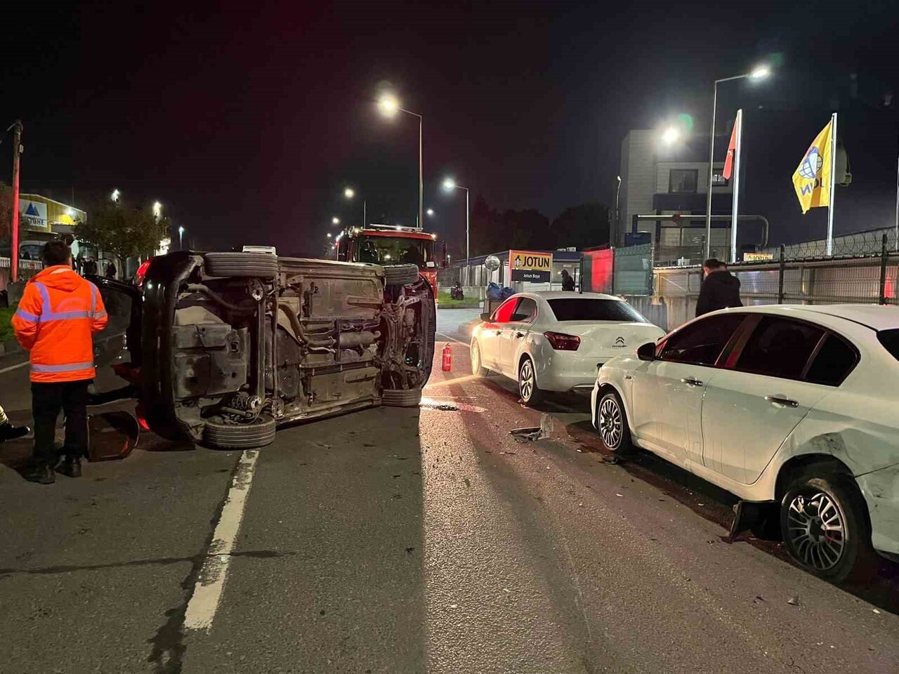 PARK HALİNDEKİ ARAÇLARA ÇARPIP YAN YATTI