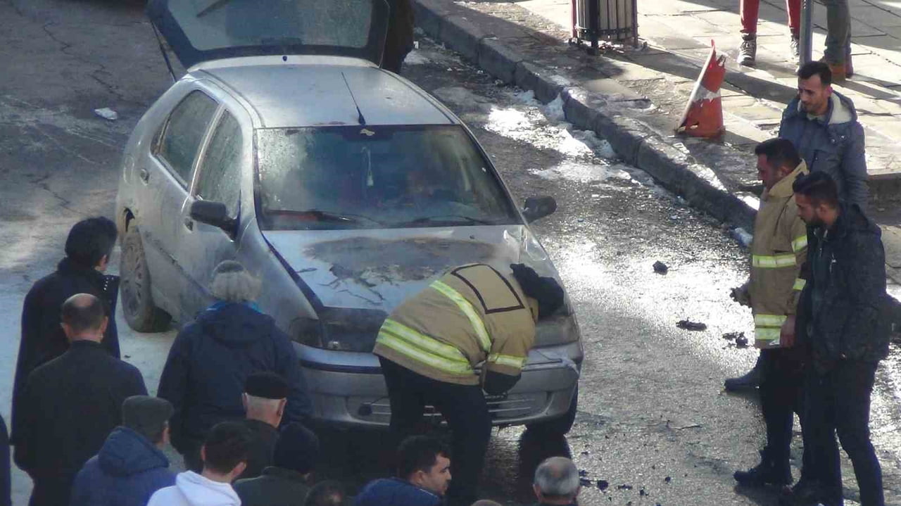 PARK HALİNDEKİ OTOMOBİL ALEVLERE TESLİM OLDU