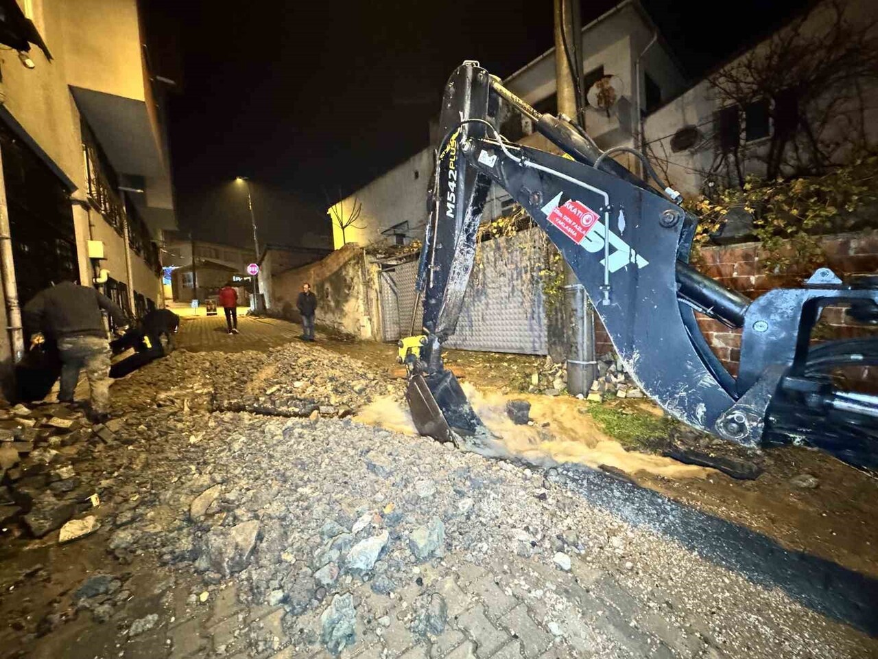 PATLAYAN BORUDAKİ SU METRELERCE FIŞKIRDI