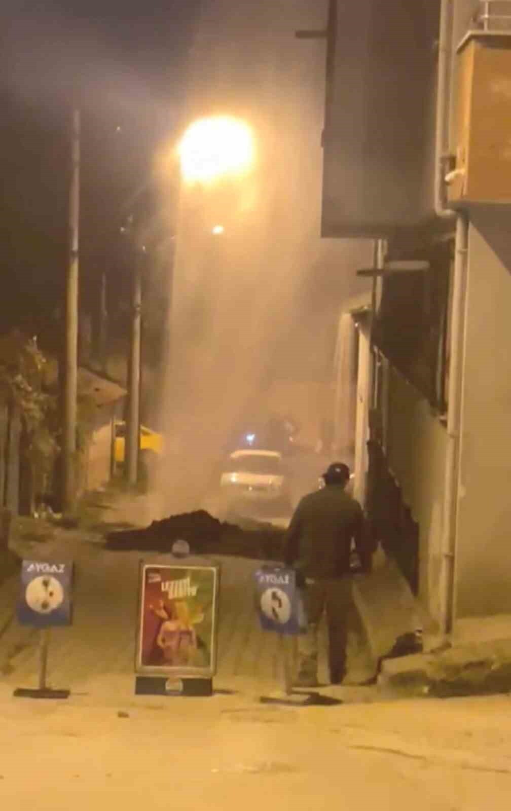 PATLAYAN BORUDAKİ SU METRELERCE FIŞKIRDI