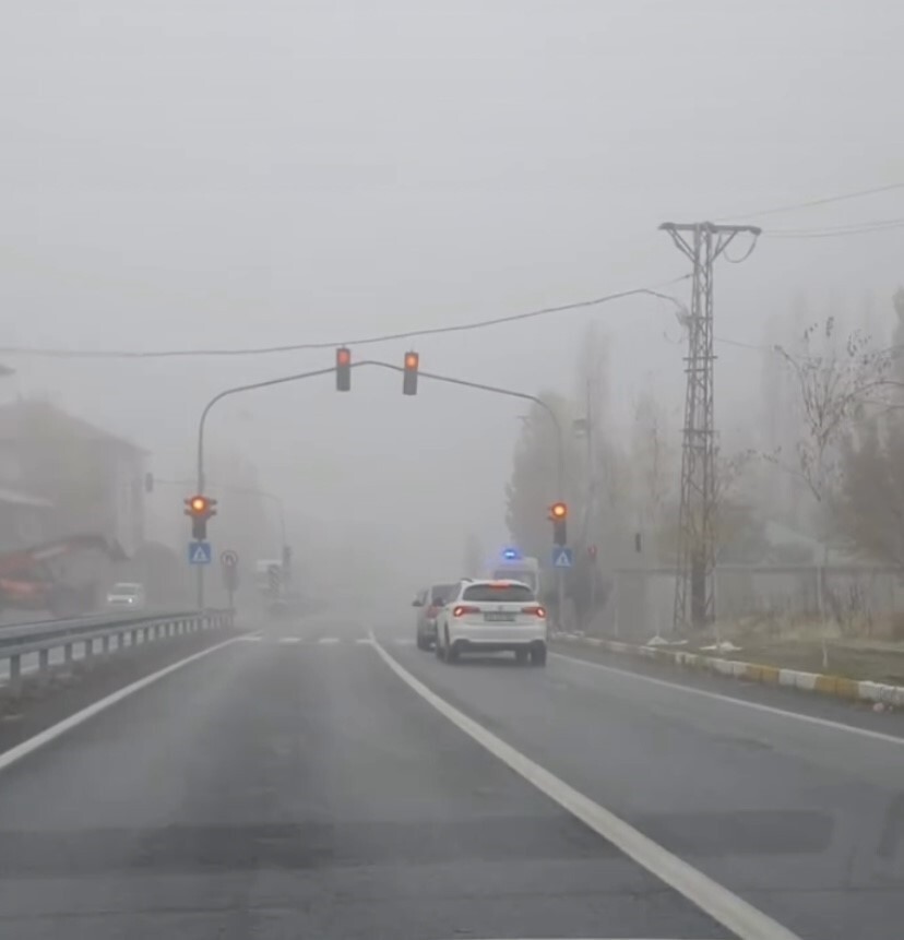 PATNOS'TA ETKİLİ OLAN YOĞUN SİS GÜNLÜK HAYATI OLUMSUZ ETKİLEDİ