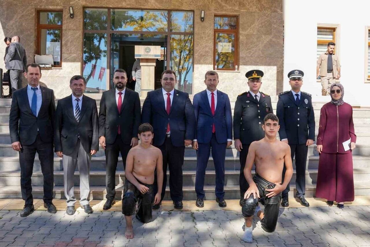 PAZARLAR İLÇESİNDE MİNDER GÜREŞİ VE YAĞLI GÜREŞİ SEVDİRMEK VE SPORCULAR YETİŞTİRMEK İÇİN PAZARLAR...