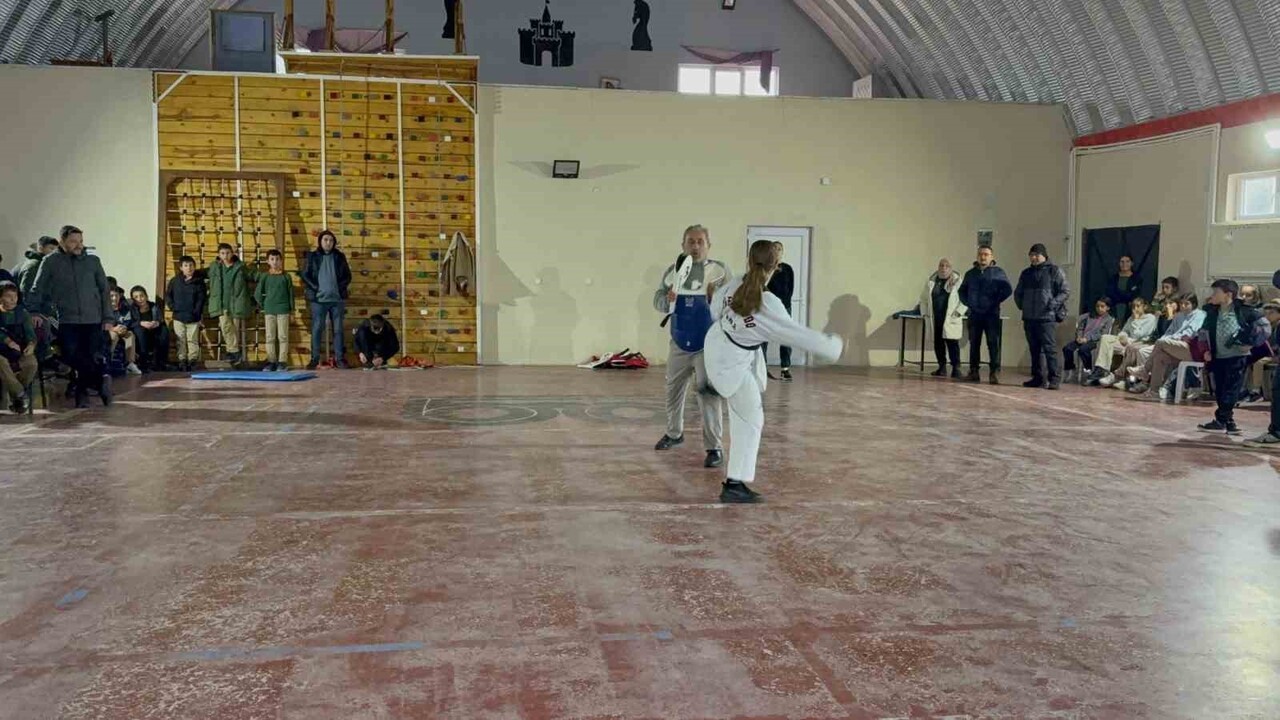 PAZARLAR SPOR LİSESİ ÖĞRENCİLERİ, SOFULAR ORTAOKULU'NDA DÜZENLEDİKLERİ TEKVANDO TANITIM VE GÖSTERİ...