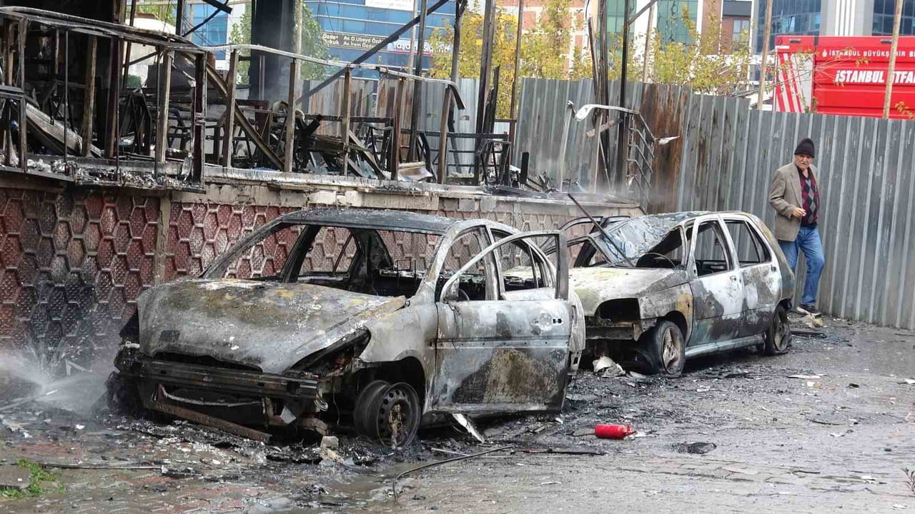 PENDİK'TE BİR ARAÇTA MEYDANA GELEN YANGIN ÇEVREDE BULUNAN BİNA VE MEKANLARA SIÇRADI. YANGIN...