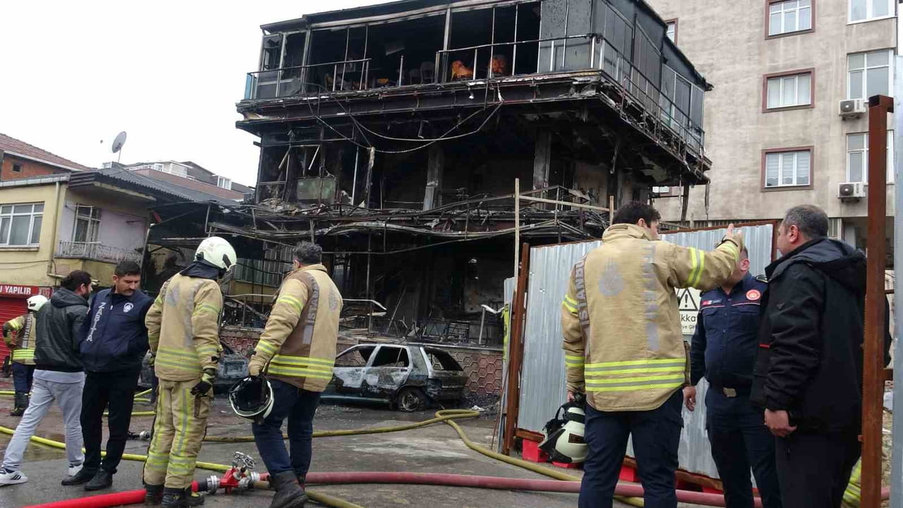 PENDİK'TE BİR ARAÇTA MEYDANA GELEN YANGIN ÇEVREDE BULUNAN BİNA VE MEKANLARA SIÇRADI. YANGIN...