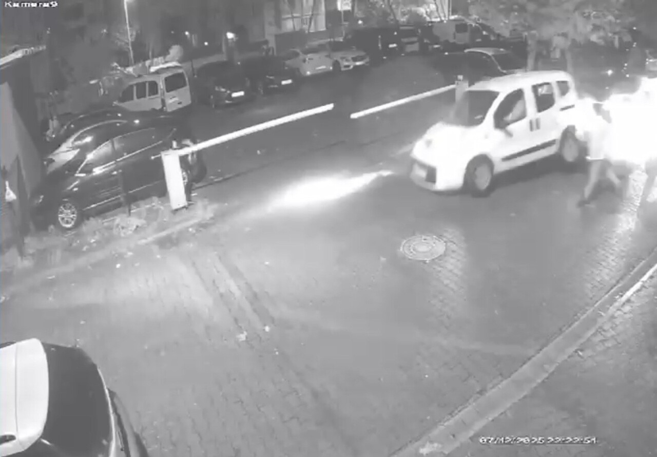 PENDİK'TE DİREKSİYON HAKİMİYETİNİ KAYBEDEN SÜRÜCÜ PARK HALİNDEKİ ARAÇLARA ÇARPARAK ORTALIĞI...