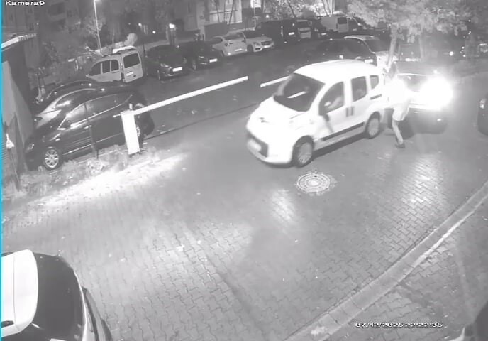 PENDİK'TE DİREKSİYON HAKİMİYETİNİ KAYBEDEN SÜRÜCÜ PARK HALİNDEKİ ARAÇLARA ÇARPARAK ORTALIĞI...