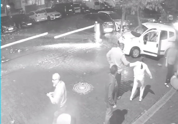 PENDİK'TE DİREKSİYON HAKİMİYETİNİ KAYBEDEN SÜRÜCÜ PARK HALİNDEKİ ARAÇLARA ÇARPARAK ORTALIĞI...