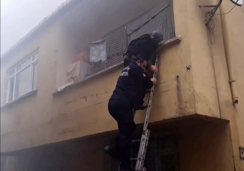 PENDİK BELEDİYESİ ZABITA EKİPLERİ YAN BİNADA MAHSUR KALAN YAŞLI KADINI MERDİVENLE KURTARDI.